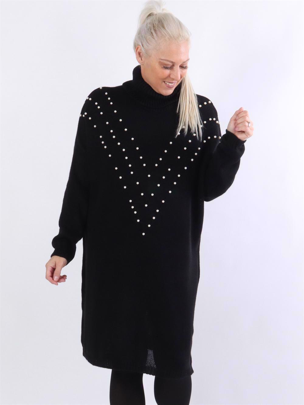 Ana - Strikkjole med rullekrave og hvide perler